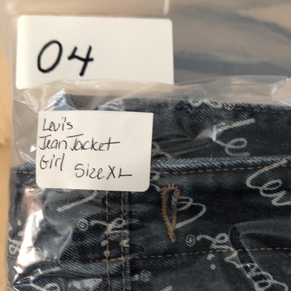 Levi's Oversized Cropped Jean Jacket W/Logo’s Girl's Size XL - Picture 10 of 10